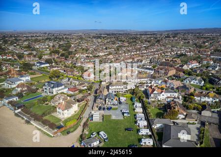 Splendida vista aerea sul lungomare di East Preston nel Sussex occidentale Inghilterra con vista sul Caravan Park and Cafe. Foto Stock