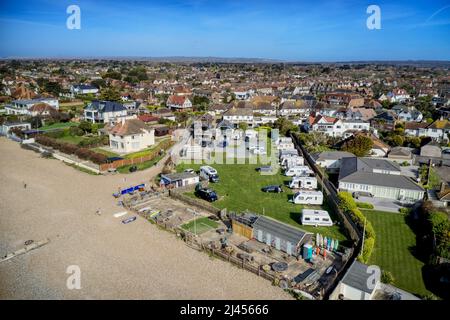 East Preston villaggio sul lungomare nel Sussex occidentale con il campeggio costiero in vista accanto ad un caffè. Antenna Foto Stock