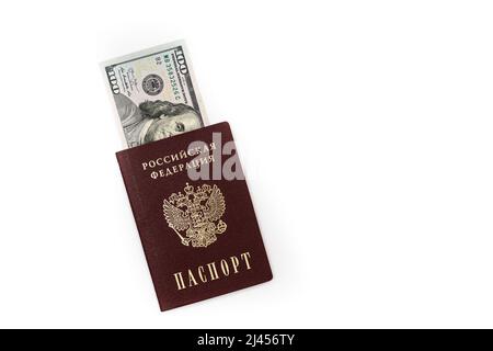 Dollari americani, bollette da 100 dollari giacciono nel passaporto della Federazione Russa, primo piano su sfondo bianco. Foto di alta qualità Foto Stock