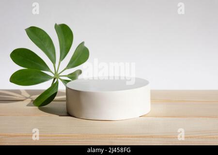 Podio per presentazione cosmetica. Forma geometrica minima astratta. Cilindro sfera di pietra una forma, ombra. Scena per mostrare i prodotti. Vetrina 3D Foto Stock