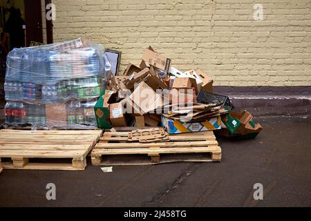 Mosca, Russia - 10 aprile 2022: Compare una pila di scatole di cartone dopo lo scarico delle merci al magazzino. Un sacco di imballaggio è utilizzato per il trasporto, IT Foto Stock