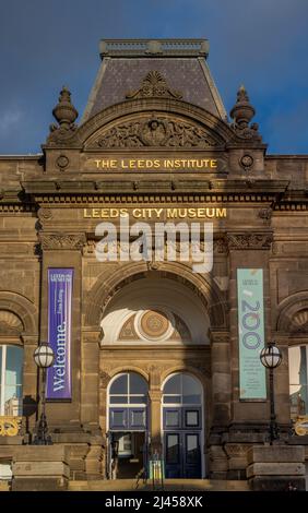 L'esterno del Leeds City Museum è ospitato nell'ex Istituto di meccanica a Millennium Square. Leeds. REGNO UNITO Foto Stock