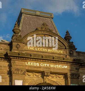 L'esterno del Leeds City Museum è ospitato nell'ex Istituto di meccanica a Millennium Square. Leeds. REGNO UNITO Foto Stock