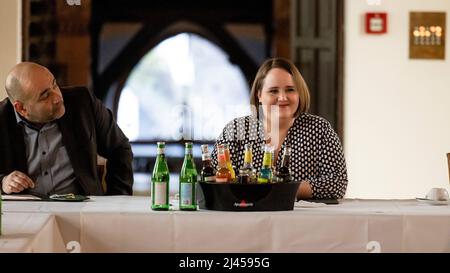 Husum, Germania. 12th Apr 2022. Ricarda Lang (r), presidente federale di Bündnis 90/Die Grünen, e Omid Nouripour (l), presidente federale di Bündnis 90/Die Grünen, siedono l'uno accanto all'altro durante una riunione. Credit: Frank Molter/dpa/Alamy Live News Foto Stock