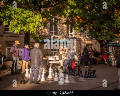 2 uomini che giocano a scacchi di strada in Victoria Square, fuori dalla Leeds Art Gallery, al sole del tardo pomeriggio. Leeds. REGNO UNITO Foto Stock