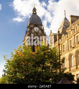 Leeds Town Hall orologio visto contro un cielo blu. Leeds. West Yorkshire.UK Foto Stock