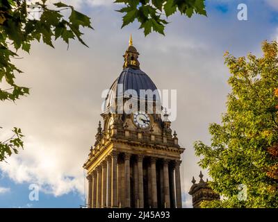 Leeds Town Hall orologio visto contro un cielo blu. Leeds. West Yorkshire.UK Foto Stock