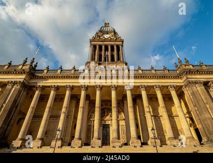 La facciata esterna del XIX secolo del Municipio di Leeds sul Headrow di Leeds, vista contro un cielo blu. West Yorkshire, Regno Unito. Foto Stock