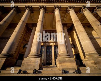 Colonne corinzie del portico all'ingresso del Municipio di Leeds, West Yorkshire. REGNO UNITO Foto Stock