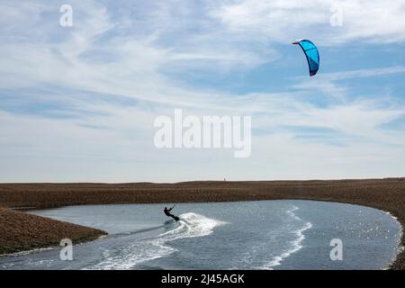 Il kite surf Shingle Street Suffolk REGNO UNITO Foto Stock