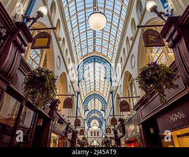 Soffitto ad arco a punta interno del Victorian, Thornton's Arcade nel Victoria Quarter di Leeds. West Yorkshire. REGNO UNITO. Foto Stock