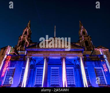 Centro Civico di Leeds di notte illuminato da un'immagine proiettata, parte della Leeds Light Night 2021. Leeds, West Yorkshire, Regno Unito. Foto Stock