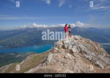 Francia, dipartimento Hautes-Alpes (Alpi francesi superiori), Serre-Poncon (Francia sud-orientale): Due rimorchi, Laurie Phai e Nathan Richard, in corsa verso Foto Stock