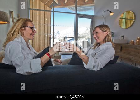 Dipartimento Hautes-Alpes (Alpi francesi superiori), Montgenevre (Francia sud-orientale): Illustrazione, un giorno in un centro termale e fitness, amici relax t Foto Stock