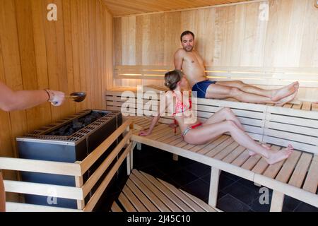 Dipartimento Hautes-Alpes (Alpi francesi superiori), Montgenevre (Francia sud-orientale): Illustrazione, un giorno in un centro termale e fitness. Uomo e donna in un Foto Stock