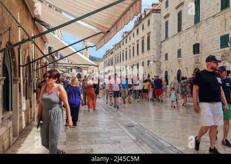 DUBROVNIK, CROAZIA - 8 SETTEMBRE 2016: Questa è la strada principale della città vecchia - Stadum, piena di turisti. Foto Stock