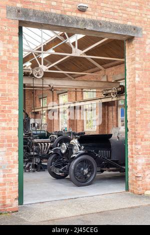 Vintage Bentley laboratorio di restauro a Bicester Heritage Centre. Oxfordshire, Inghilterra Foto Stock