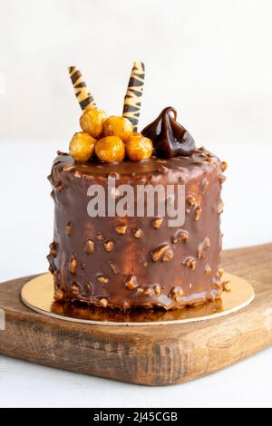 Torta al cioccolato su sfondo bianco. Torta con crostata e crema ripieno. Prodotti da forno. Primo piano Foto Stock