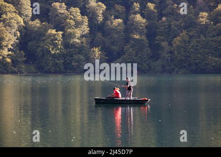 Besse-et-Saint-Anastaise (Francia centro-meridionale): Lago Pavin, lago vulcanico del Massiccio del Sancy, nella catena montuosa Massif Central. Pescatori su un Foto Stock