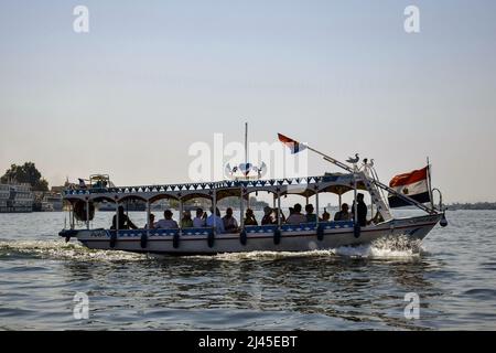 I turisti in barca da diporto navigano lungo il fiume Nilo. Tour di gruppo in escursione. Vacanza, tempo libero e avventura viaggi. Luxor, Egitto Foto Stock