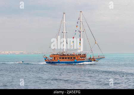 09 Gennaio 2022, Hurghada, Egitto: Nave pirata da crociera in una città di villeggiatura in Africa Foto Stock