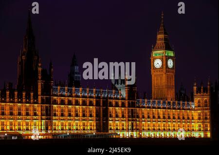 Big ben of the Houses of Parliament Londra Inghilterra Regno Unito di notte che colpisce mezzanotte la vigilia di Capodanno, che è una popolare meta turistica attra Foto Stock