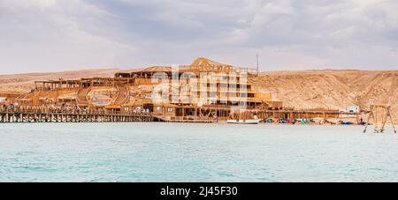 09 gennaio 2022, Hurghada, Egitto: Baia di Orange famosa nell'isola di Giftun e nel Parco Nazionale. Molte barche da crociera e navi al molo Foto Stock