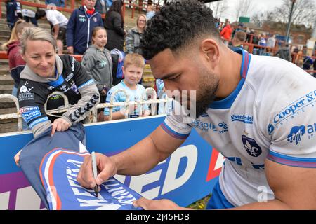 Wakefield, Inghilterra - 10th Aprile 2022 - Wakefield Trinity's Kelepi Tanginoa signs flag. Rugby League Betfred Super Challenge Cup Quarter Finals Wakefield Trinity vs Wigan Warriors al Be Well Support Stadium, Wakefield, Regno Unito Dean Williams Foto Stock