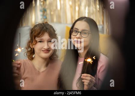 Buon compleanno caro amico concep, amici decorare una stanza per una festa di compleanno. Foto Stock