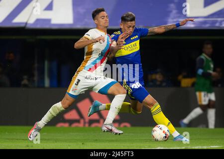 Luis Vázquez e Lucas Suarez di Boca Juniors combattono per la palla durante una partita della Copa Libertadores Foto Stock