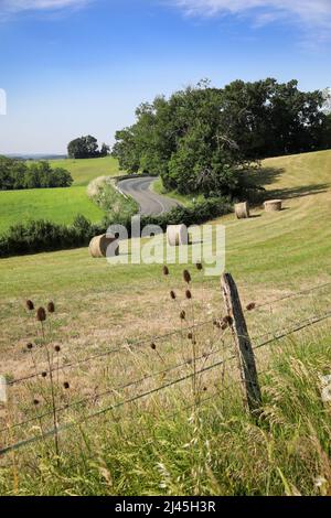 Paesaggio rurale, agricolo nella zona Pays de Serre, Quercy blanc (Francia sud-occidentale) balle di fieno e strada di campagna Foto Stock