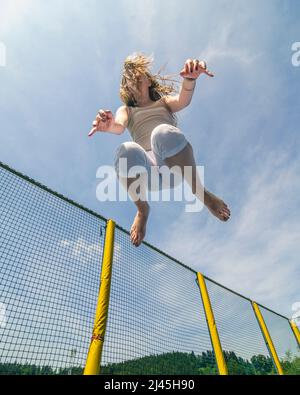 Divertimento sul trampolino - treni agilità, competenze di coordinamento, balnace sensazione e molto di più ... Foto Stock