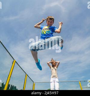 Divertimento sul trampolino - treni agilità, competenze di coordinamento, balnace sensazione e molto di più ... Foto Stock