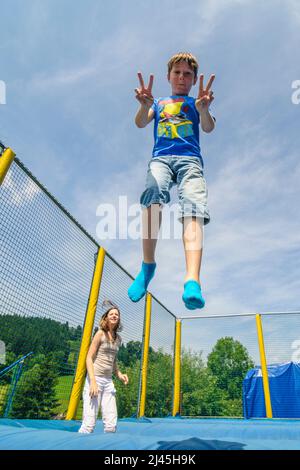 Divertimento sul trampolino - treni agilità, competenze di coordinamento, balnace sensazione e molto di più ... Foto Stock