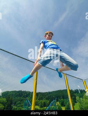 Divertimento sul trampolino - treni agilità, competenze di coordinamento, balnace sensazione e molto di più ... Foto Stock