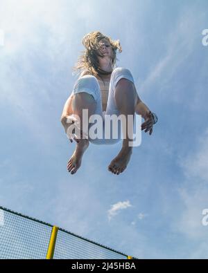 Divertimento sul trampolino - treni agilità, competenze di coordinamento, balnace sensazione e molto di più ... Foto Stock