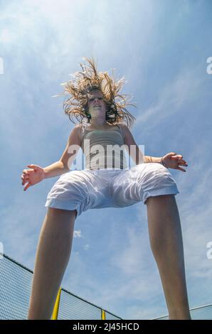 Divertimento sul trampolino - treni agilità, competenze di coordinamento, balnace sensazione e molto di più ... Foto Stock