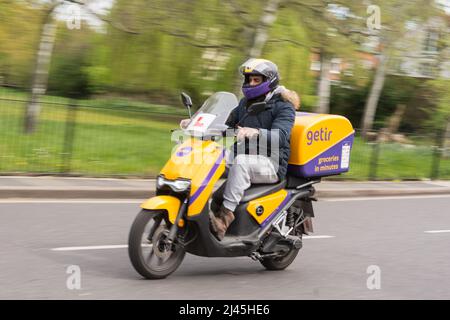 Getir pilota di consegna ultraveloce consegna generi alimentari in pochi minuti su uno scooter Super Soco CPx Foto Stock