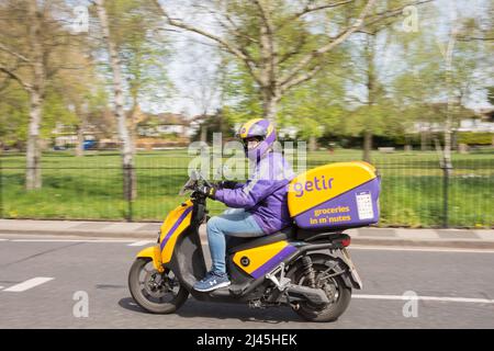 Getir pilota di consegna ultraveloce consegna generi alimentari in pochi minuti su uno scooter Super Soco CPx Foto Stock