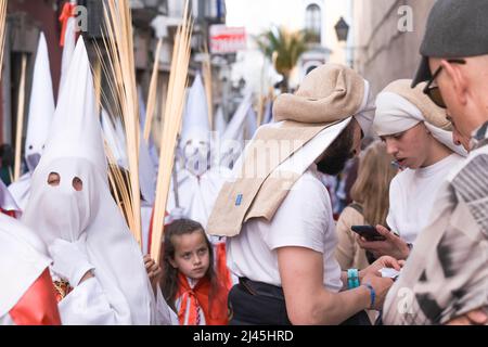 Badajoz, 03, 10, 2022. Costaleros e Nazareni durante una processione della settimana Santa. Settimana Santa in Spagna. Vacanze tradizionali. Pasqua in Spagna Foto Stock