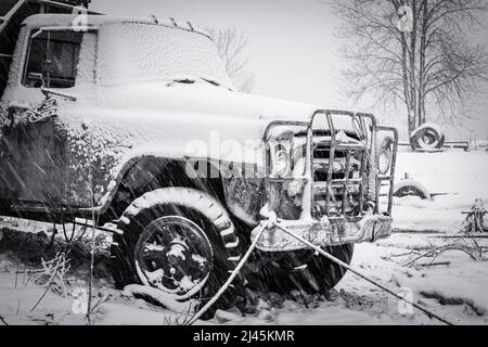 Questo vecchio furgone da pianale di International Harvester corre fuori un'altra tempesta invernale sul lotto di un pescatore commerciale vicino a Baileys Harbour, Door County WI Foto Stock