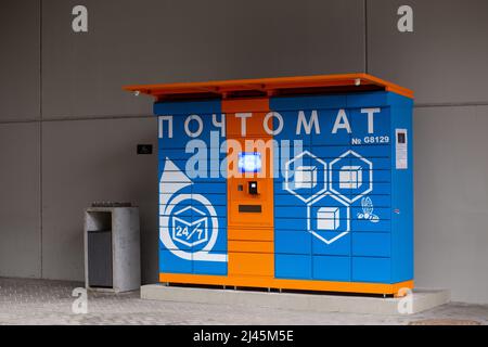 Grodno, Bielorussia - 06 aprile 2022: Armadietto pacchi, una macchina self-service per la consegna dei pacchi da parte del servizio postale belarussiano Belpost nel grande centro commerciale Tri Foto Stock