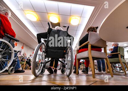 Casa di cura ÒEHPAD Les cents ClochresÓ a Rouen (Normandia, Francia settentrionale): Persona anziana in sedia a rotelle Foto Stock