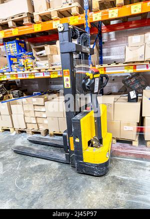 Samara, Russia - 9 ottobre 2021: Carrello elevatore di magazzino nel discount al dettaglio Foto Stock