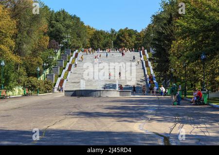 KHARKOV, UCRAINA - 24 AGOSTO 2019: Questa è una scala con fontane nel Giardino Shevchenko. Foto Stock