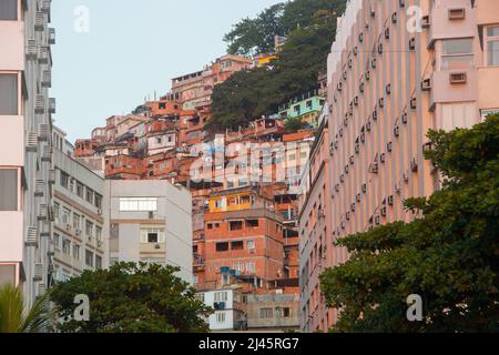 favela pavone a copacabana a Rio de Janeiro, Brasile. Foto Stock