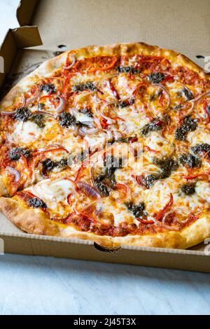 Pizza con pasta di anchovy purea e cipolle rosse in scatola da asporto. Pronto a mangiare. Foto Stock