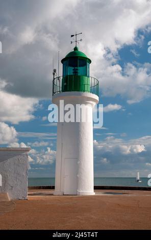 Faro alla fine del molo, Les Sables d’Olonne, Vendee (85), Pays de la Loire regione, Francia Foto Stock