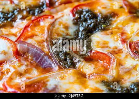 Pizza con pasta di anchovy purea e cipolle rosse in scatola da asporto. Pronto a mangiare. Foto Stock