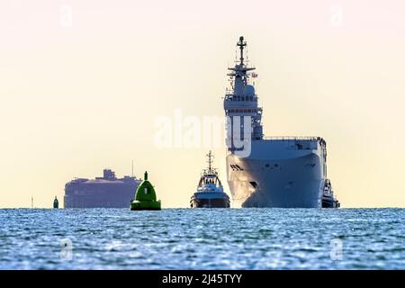 FS Dixmude (L9015) è una nave d'assalto anfibio di classe Mistral della Nationale Marina Francese, aprile 2022. Foto Stock